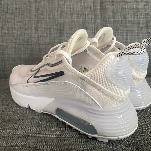 White Nike shoes - Picture 9 of 12